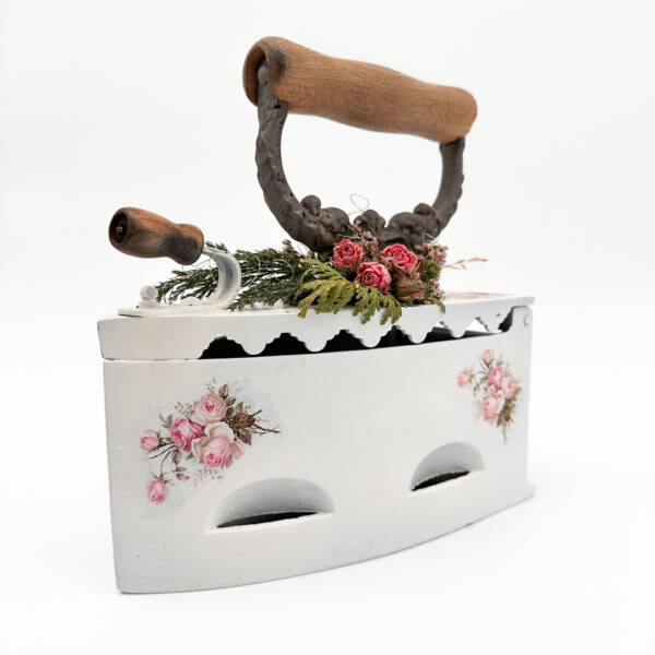 Altes Bügeleisen Rosenmotiv